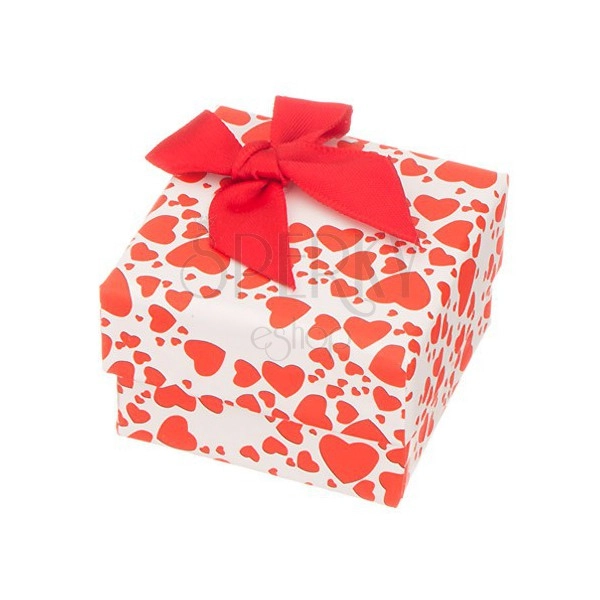 Geschenkverpackung - unterschiedlich große rote Herzen und Schleife