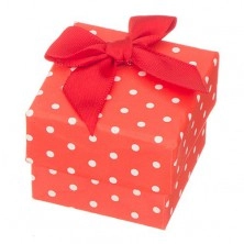 Rot-weiß-getupfte Geschenkbox für Ring mit Schleife