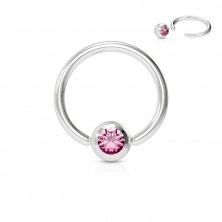 Piercing aus Chirurgenstahl – Ring mit einem farbigen Kristall in einer runden Fassung