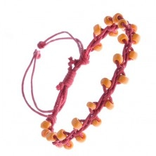 Armband aus roten Schnürchen verziert mit Perlen