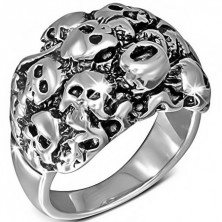 Glänzender Ring silberner Farbe aus Stahl - Schädelhaufen