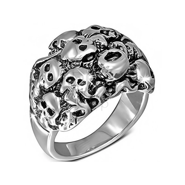 Glänzender Ring silberner Farbe aus Stahl - Schädelhaufen