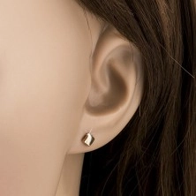 Goldene Ohrringe - glänzende Quadrate mit leicht vorstehender Oberfläche