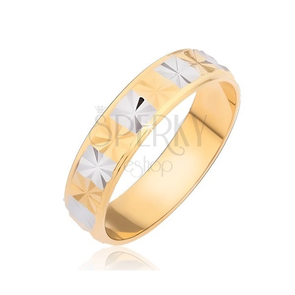 Glänzender Ring - goldene und silberne Vierecke mit Diamantenschnitt