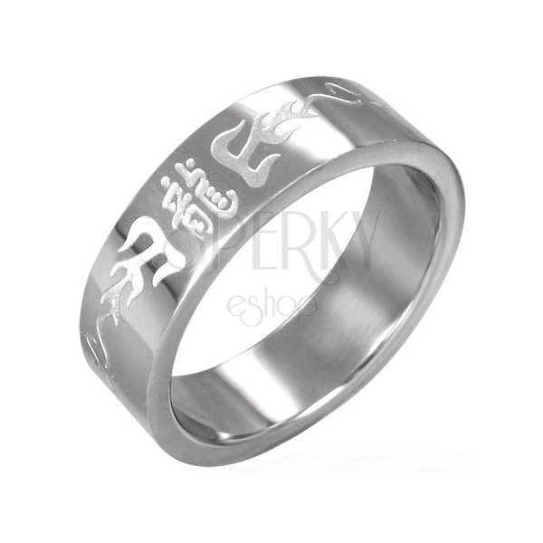 Polierter Ring aus Stahl mit chinesischen Zeichen