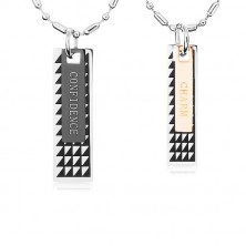 Zwei Halsketten aus Stahl, Plättchen mit schwarzen Dreiecken und Aufschriften