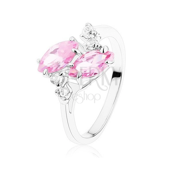 Glänzender Ring in silberner Farbe, zwei rosa Zirkoniakörner, klare Zirkone