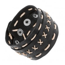 Breites Armband aus schwarzem Kunstleder, mit beigefarbenem Faden