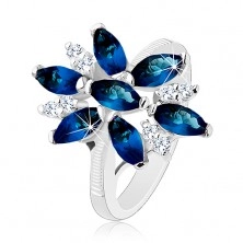 Glänzender Ring in silberner Farbe, blau-klare Zirkoniablume, glänzende Schiene