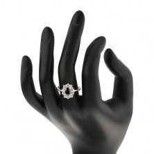 Ring in silberner Farbe, schwarzer ovaler Zirkon mit klarer Zirkoniaumrandung