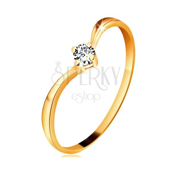 Damenring aus 585 Gelbgold - glänzende Ringschiene, glanzvoller klarer Diamant