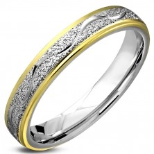 Ring aus Chirurgenstahl, versandeter Streifen mit Welle, goldfarbene Ränder, 4 mm