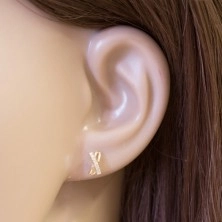Ohrringe aus 14K Gelbgold – gekreuzte gebogene Linien, glitzernde klare Zirkone