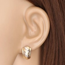 Kombinierte 585 Gold Ohrringe - asymmetrischer Bogen mit Streifen und Gitter geschmückt