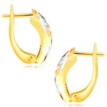 Kombinierte 585 Gold Ohrringe - asymmetrischer Bogen mit Streifen und Gitter geschmückt