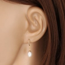 Hängende Ohrringe aus 14K Gelbgold - weiße ovale Perle, Bogen und dünner Streifen