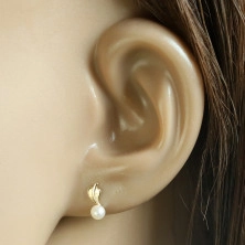 14K Gelbgold Ohrringe – Blatt mit einem Stiel, eine weiße Perle
