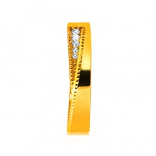 Ehering aus 14K Gelbgold – klare Zirkone in einem dreieckigen Einschnitt, kleine Punkte