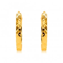 Ohrringe aus 375 Gelbgold - Reifen mit Diamantschliff verziert, quadratische Ringschiene, 12 mm