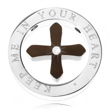 Schwarzer und bronser Kreuz im silbernen Ring mit Beschriftung für einen Liebespaar