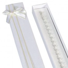 Weiße längliche Geschenkverpackung mit goldweißer Schleife